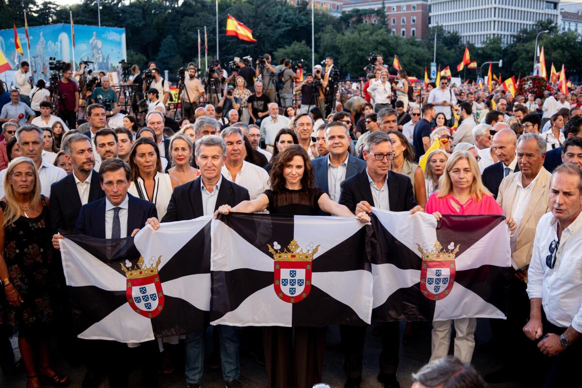 Decenas de personas durante una concentración en solidaridad con Ceuta, a 2 de septiembre de 2026, en Madrid (España), entre ellos el líder del PP, Alberto Núñez Feijóo, y la presidenta de la Comunidad de Madrid, Isabel Díaz Ayuso