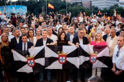 Decenas de personas durante una concentración en solidaridad con Ceuta, a 2 de septiembre de 2026, en Madrid (España), entre ellos el líder del PP, Alberto Núñez Feijóo, y la presidenta de la Comunidad de Madrid, Isabel Díaz Ayuso