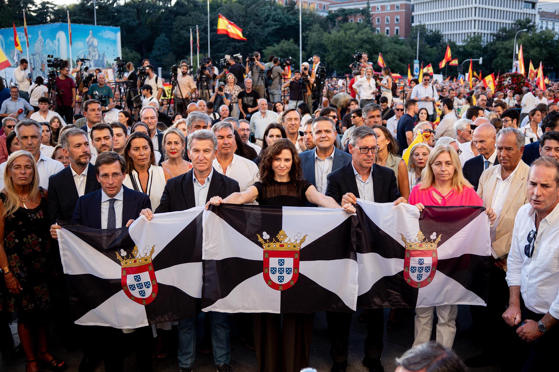 Decenas de personas durante una concentración en solidaridad con Ceuta, a 2 de septiembre de 2026, en Madrid (España), entre ellos el líder del PP, Alberto Núñez Feijóo, y la presidenta de la Comunidad de Madrid, Isabel Díaz Ayuso
