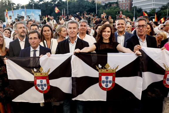 MADRID, 02/09/2026.- El líder del PP Alberto Núñez Feijóo (c) junto al alcalde de Madrid José Luis Martínez Almeida (i) y la presidenta de la Comunidad de Madrid Isabel Díaz Ayuso (d) asisten a la manifestación con motivo del Día de Ceuta, convocada este miércoles ante todos los ayuntamientos de España. EFE/SERGIO PÉREZ