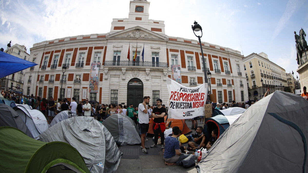 MADRID, 27/09/2026.- Cientos de personas ocupan con tiendas de campaña desde ayer sábado la madrileña Puerta del Sol como protesta por el precio de la vivienda. EFE/ Rodrigo Jiménez
