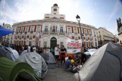 MADRID, 27/09/2026.- Cientos de personas ocupan con tiendas de campaña desde ayer sábado la madrileña Puerta del Sol como protesta por el precio de la vivienda. EFE/ Rodrigo Jiménez
