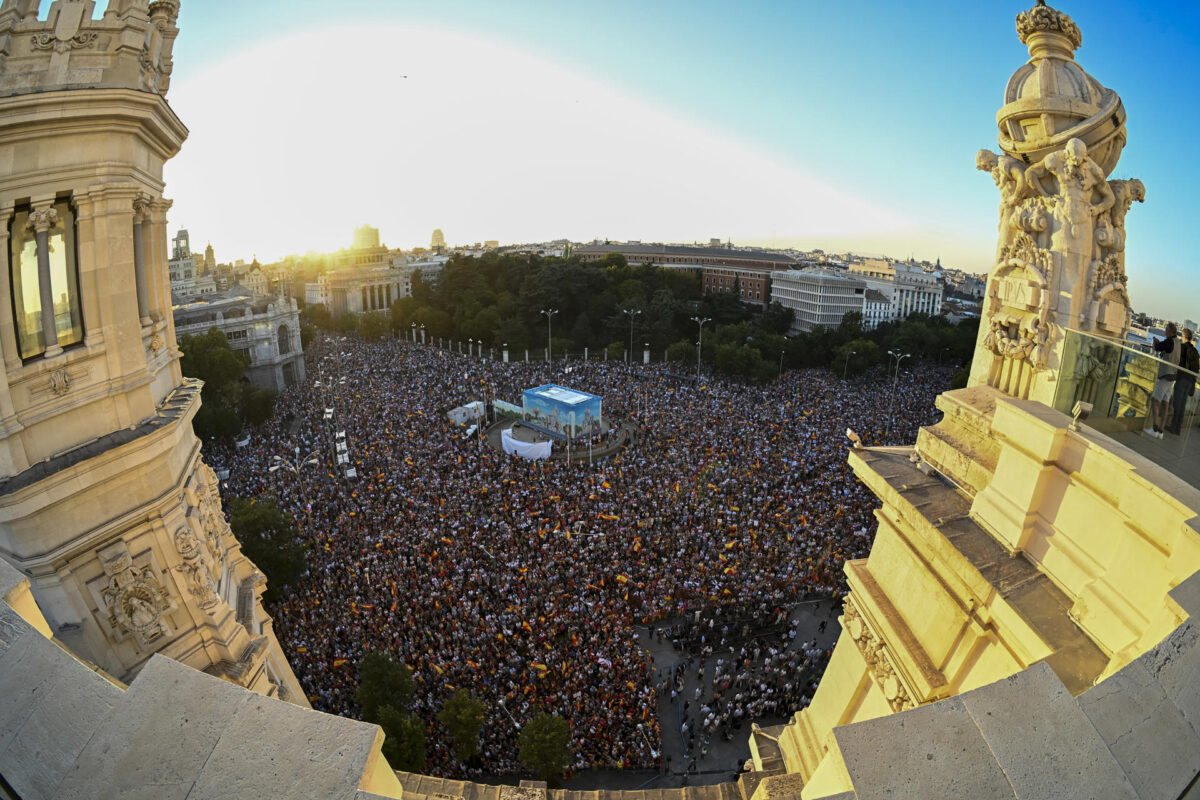MADRID, 02/09/2026.- Vista general de la plaza de Cibeles y la manifestación con motivo del Día de Ceuta en Madrid, convocada este miércoles ante todos los ayuntamientos de España. EFE/Fernando Villar