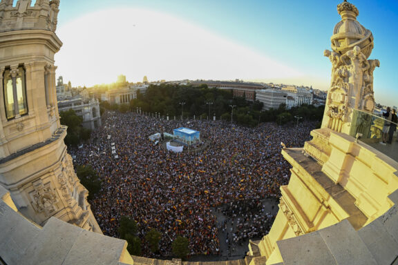 MADRID, 02/09/2026.- Vista general de la plaza de Cibeles y la manifestación con motivo del Día de Ceuta en Madrid, convocada este miércoles ante todos los ayuntamientos de España. EFE/Fernando Villar