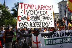 MADRID, 26/09/2026.- Marcha en apoyo de la defensa de Ceuta y para exigir la convocatoria de elecciones generales convocada por la plataforma Sociedad Civil Española este sábado, en Madrid. EFE/ Rodrigo Jiménez