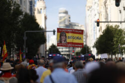 MADRID, 26/09/2026.- Marcha en apoyo de la defensa de Ceuta y para exigir la convocatoria de elecciones generales convocada por la plataforma Sociedad Civil Española este sábado, en Madrid. EFE/ Rodrigo Jiménez