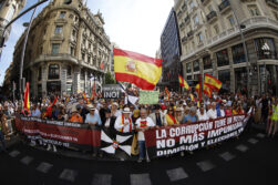 MADRID, 26/09/2026.- Marcha en apoyo de la defensa de Ceuta y para exigir la convocatoria de elecciones generales convocada por la plataforma Sociedad Civil Española este sábado, en Madrid. EFE/ Rodrigo Jiménez