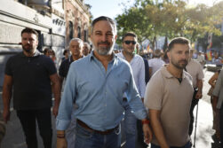 MADRID, 26/09/2026.- El líder de Vox, Santiago Abascal, participa en la marcha en apoyo de la defensa de Ceuta y para exigir la convocatoria de elecciones generales convocada por la plataforma Sociedad Civil Española este sábado, en Madrid. EFE/ Rodrigo Jiménez