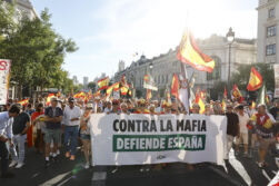 MADRID, 26/09/2026.- Marcha en apoyo de la defensa de Ceuta y para exigir la convocatoria de elecciones generales convocada por la plataforma Sociedad Civil Española este sábado, en Madrid. EFE/ Rodrigo Jiménez