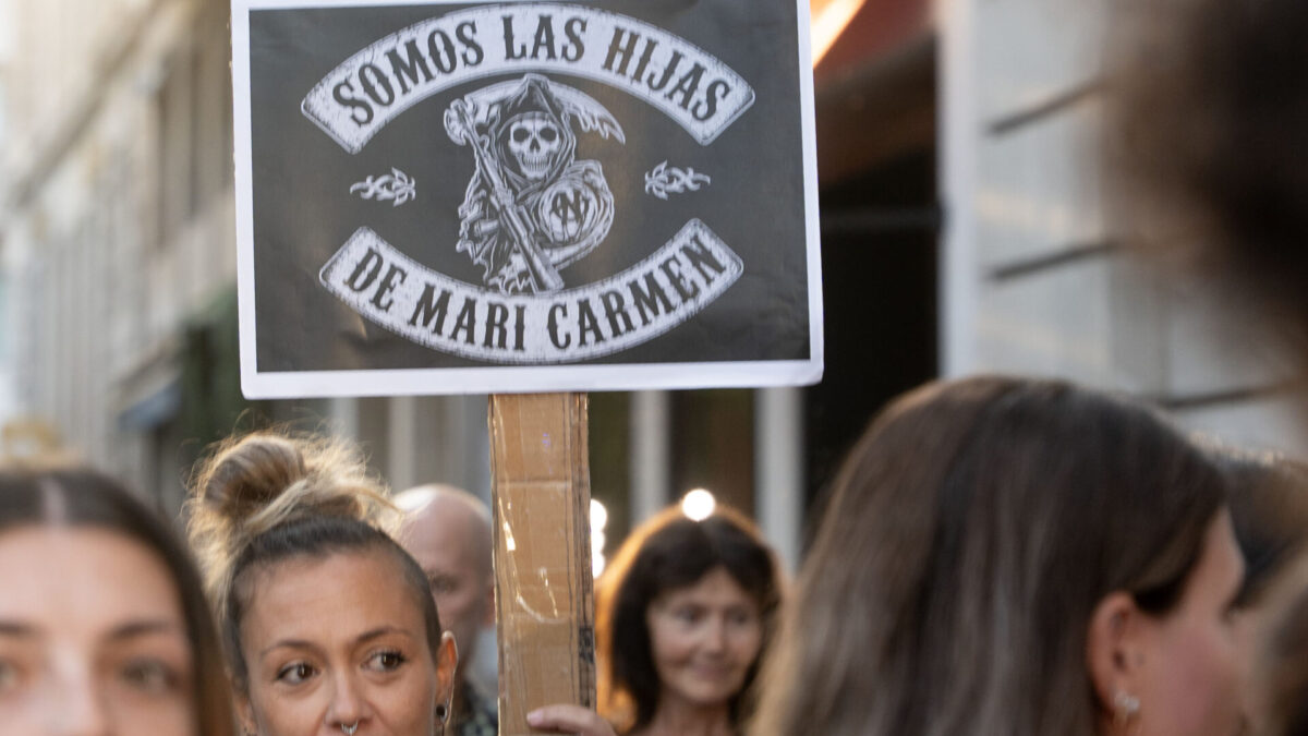 SANTANDER, 25/09/2026.- Cientos de personas se han solidarizado este viernes en Santander con Maricarmen, la mujer de 87 años desahuciada en Madrid, en una concentración ante la sede de la Delegación del Gobierno de Cantabria, en la que se han gritado consignas contra los fondos buitre y los rentistas. Durante la protesta, que ha cortado el tráfico en la calle Calvo Sotelo, se han desplegado pancartas para reclamar el fin de la vivienda como negocio y exigir que sea "gratuita, universal y de calidad" y carteles con lemas como "detrás de cada puerta hay una familia". EFE/ Roman G. Aguilera