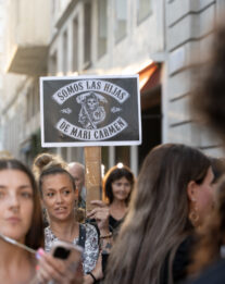 SANTANDER, 25/09/2026.- Cientos de personas se han solidarizado este viernes en Santander con Maricarmen, la mujer de 87 años desahuciada en Madrid, en una concentración ante la sede de la Delegación del Gobierno de Cantabria, en la que se han gritado consignas contra los fondos buitre y los rentistas. Durante la protesta, que ha cortado el tráfico en la calle Calvo Sotelo, se han desplegado pancartas para reclamar el fin de la vivienda como negocio y exigir que sea "gratuita, universal y de calidad" y carteles con lemas como "detrás de cada puerta hay una familia". EFE/ Roman G. Aguilera