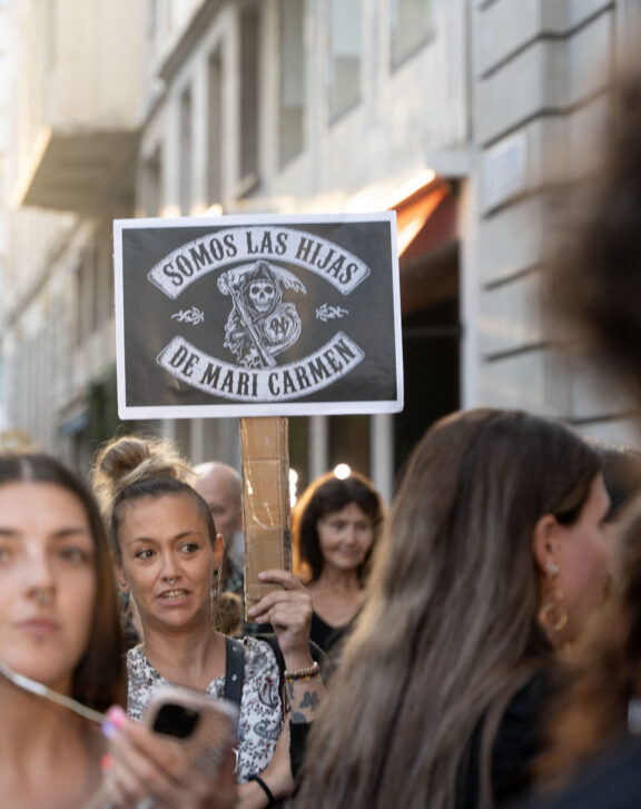 SANTANDER, 25/09/2026.- Cientos de personas se han solidarizado este viernes en Santander con Maricarmen, la mujer de 87 años desahuciada en Madrid, en una concentración ante la sede de la Delegación del Gobierno de Cantabria, en la que se han gritado consignas contra los fondos buitre y los rentistas. Durante la protesta, que ha cortado el tráfico en la calle Calvo Sotelo, se han desplegado pancartas para reclamar el fin de la vivienda como negocio y exigir que sea "gratuita, universal y de calidad" y carteles con lemas como "detrás de cada puerta hay una familia". EFE/ Roman G. Aguilera