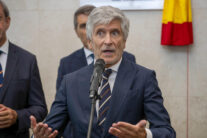 ANDÚJAR (JAÉN), 10/09/2026.- El ministro del Interior, Fernando Grande-Marlaska, interviene este jueves durante la inauguración de la nueva comisaría de Policía Nacional en Andújar (Jaén), donde ha reiterado, al ser preguntado por la documentación del Centro Nacional de Inteligencia (CNI) previa a la entrada masiva de migrantes en Ceuta, que no hubo "ninguna alerta" en los términos en que esta se produjo los días 30 y 31 de julio. EFE/ José Manuel Pedrosa