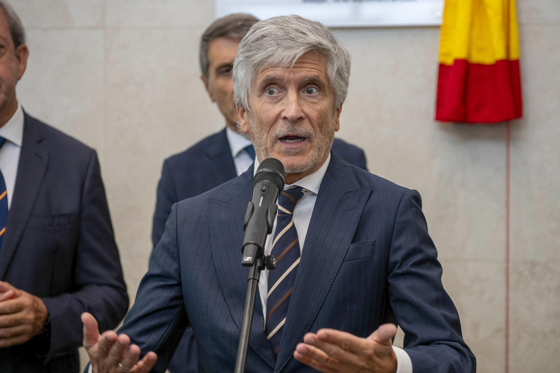 ANDÚJAR (JAÉN), 10/09/2026.- El ministro del Interior, Fernando Grande-Marlaska, interviene este jueves durante la inauguración de la nueva comisaría de Policía Nacional en Andújar (Jaén), donde ha reiterado, al ser preguntado por la documentación del Centro Nacional de Inteligencia (CNI) previa a la entrada masiva de migrantes en Ceuta, que no hubo "ninguna alerta" en los términos en que esta se produjo los días 30 y 31 de julio. EFE/ José Manuel Pedrosa