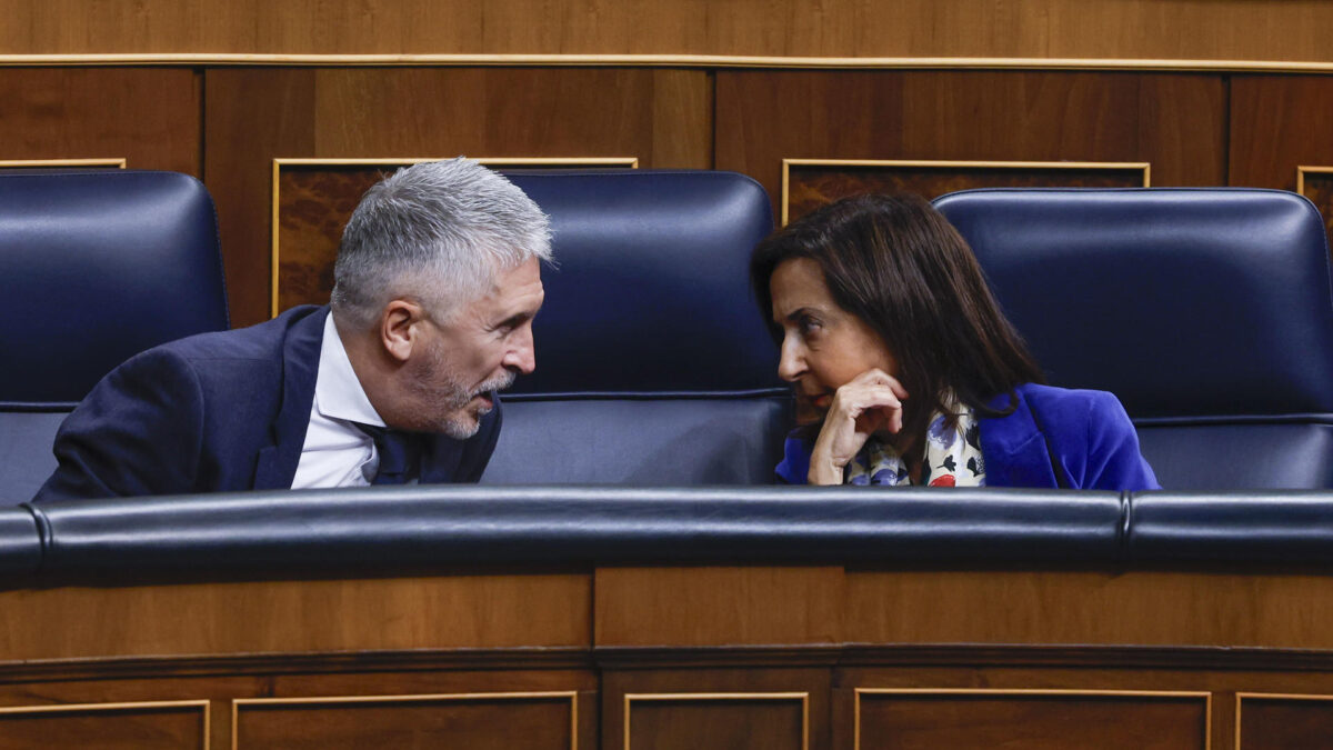MADRID, 12/11/2025.- Los ministros del Interior Fernando Grande Marlaska y Defensa, Margarita Robles, conversan este miércoles durante el pleno del Congreso ante el que comparece el presidente del Gobierno, Pedro Sánchez, para informar de las últimas cumbres internacionales. EFE/ JJ Guillen