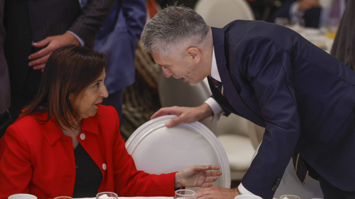 MADRID, 22/05/2025.- La ministra de Defensa, Margarita Robles, conversa con el ministro del Interior, Fernando Grande Marlaska, al inicio del desayuno informativo en el que ha presentado la intervención del presidente de Asturias, Adrián Barbón, este jueves en Madrid. EFE/ Juan Carlos Hidalgo