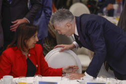 MADRID, 22/05/2025.- La ministra de Defensa, Margarita Robles, conversa con el ministro del Interior, Fernando Grande Marlaska, al inicio del desayuno informativo en el que ha presentado la intervención del presidente de Asturias, Adrián Barbón, este jueves en Madrid. EFE/ Juan Carlos Hidalgo