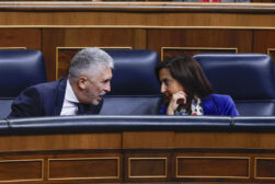MADRID, 12/11/2025.- Los ministros del Interior Fernando Grande Marlaska y Defensa, Margarita Robles, conversan este miércoles durante el pleno del Congreso ante el que comparece el presidente del Gobierno, Pedro Sánchez, para informar de las últimas cumbres internacionales. EFE/ JJ Guillen