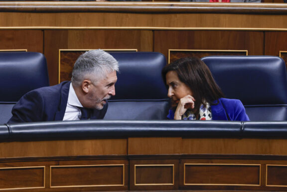 MADRID, 12/11/2025.- Los ministros del Interior Fernando Grande Marlaska y Defensa, Margarita Robles, conversan este miércoles durante el pleno del Congreso ante el que comparece el presidente del Gobierno, Pedro Sánchez, para informar de las últimas cumbres internacionales. EFE/ JJ Guillen