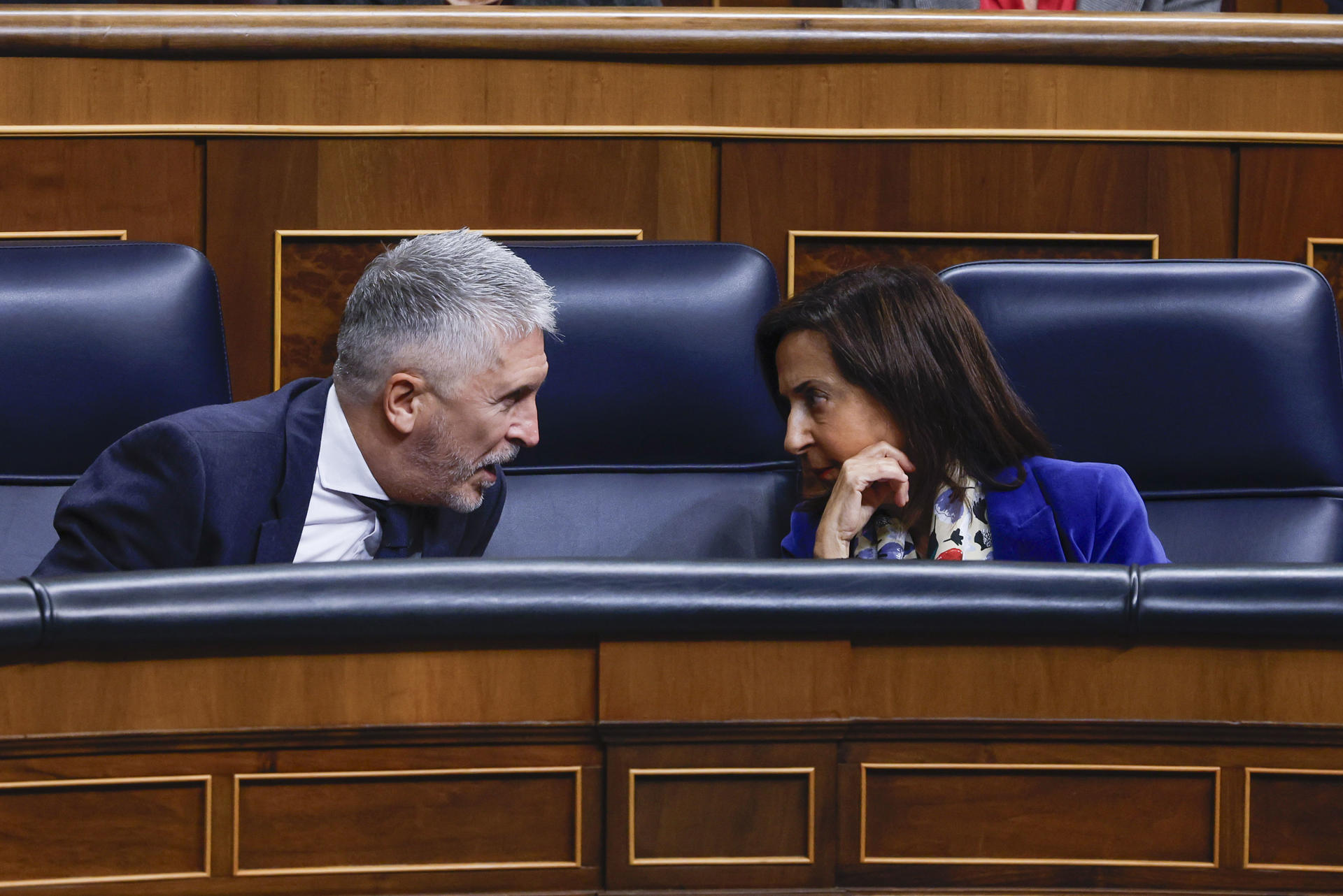 MADRID, 12/11/2025.- Los ministros del Interior Fernando Grande Marlaska y Defensa, Margarita Robles, conversan este miércoles durante el pleno del Congreso ante el que comparece el presidente del Gobierno, Pedro Sánchez, para informar de las últimas cumbres internacionales. EFE/ JJ Guillen