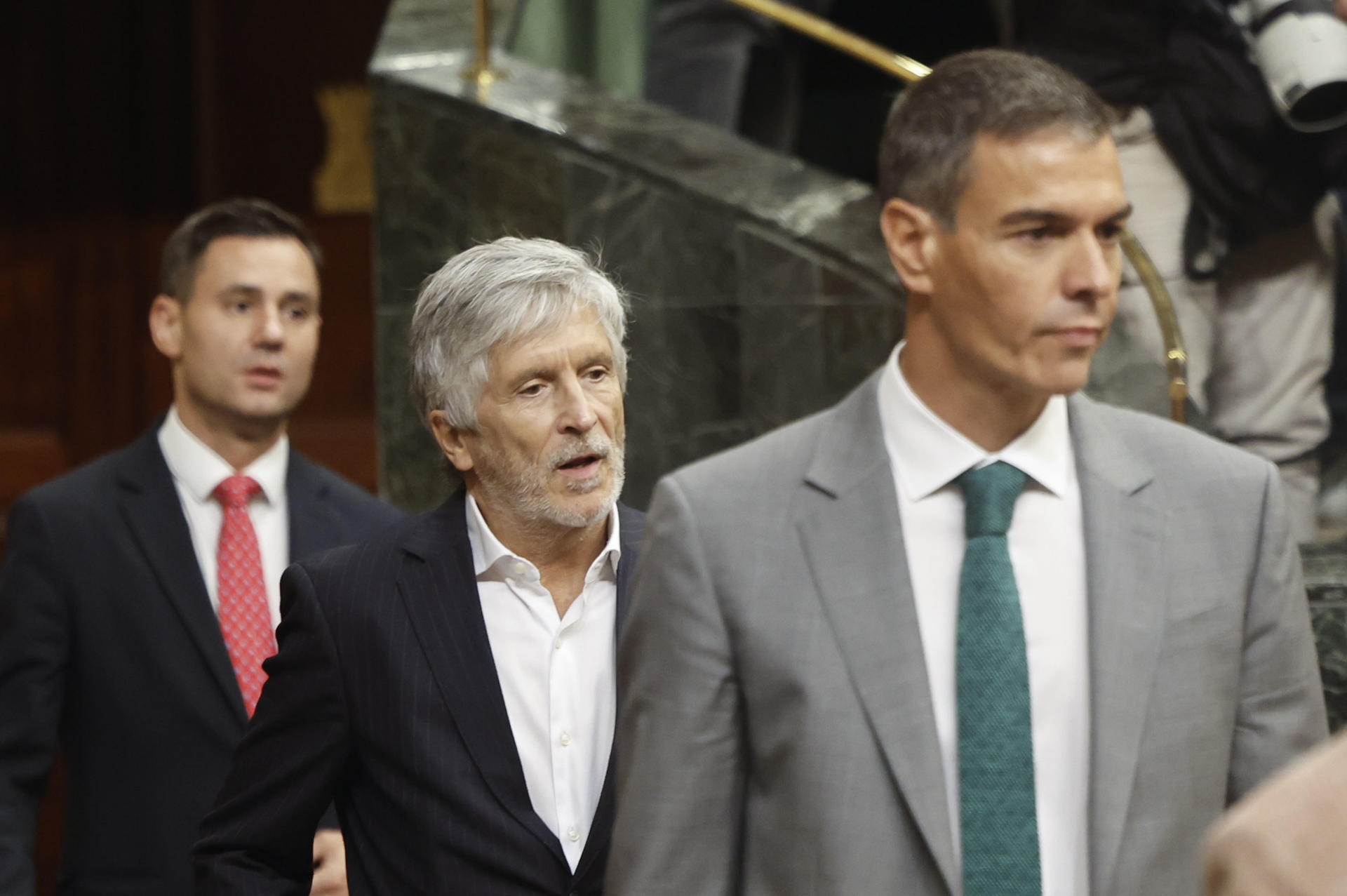 MADRID, 03/09/2026.- El ministro de Interior, Fernando Grande-Marlaska (c), acompaña al presidente del Gobierno, Pedro Sánchez (d), al interior del Hemiciclo tras un receso en el Congreso de los Diputados, este jueves, durante la sesión en la que el presidente del Gobierno, Pedro Sánchez, ha comparecido para informar de la gestión de la crisis en Ceuta. EFE/ Sergio Pérez