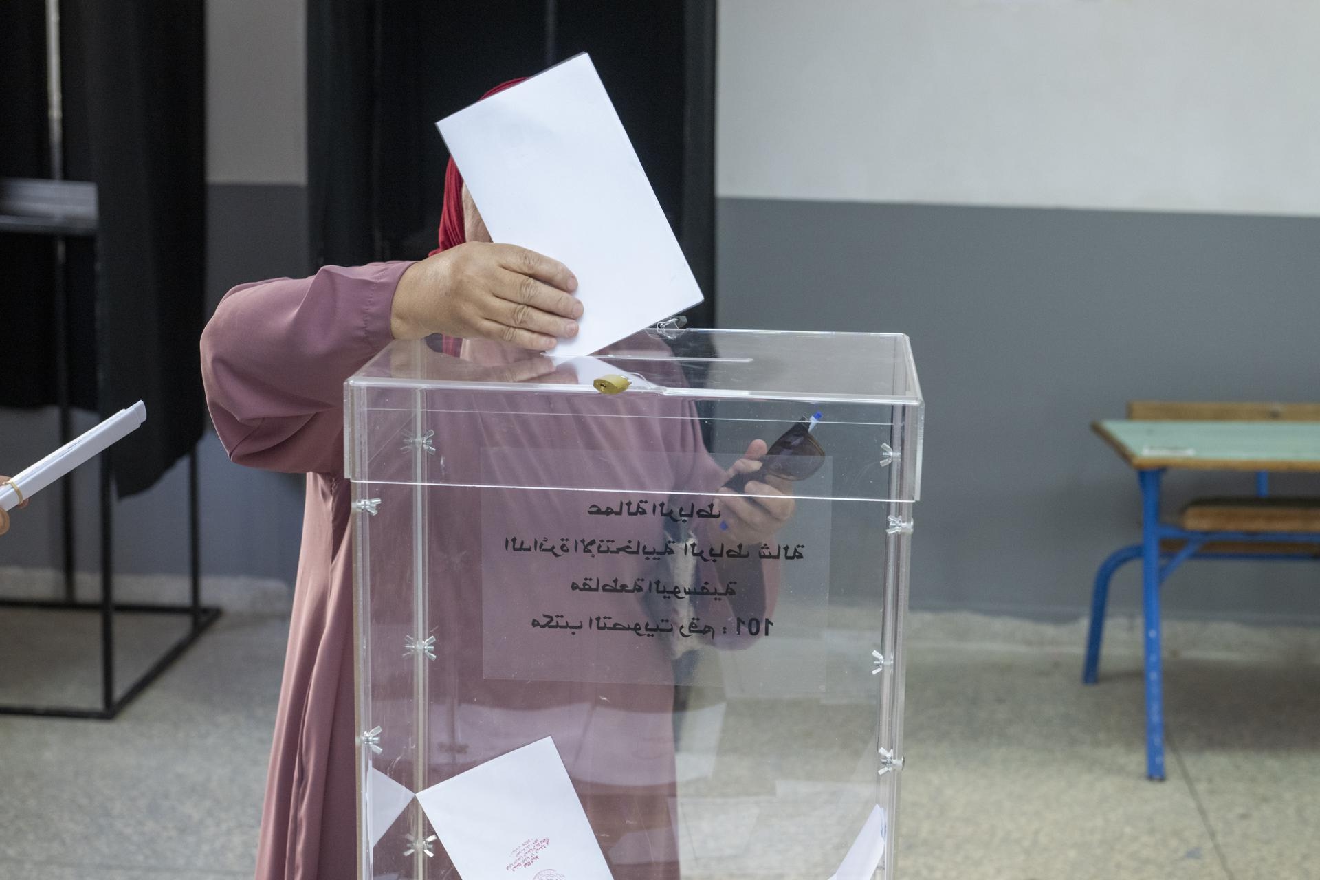 RABAT (Morocco), 23/09/2026.- A woman casts her vote inside a polling station in Rabat, Morocco, 23 September 2026. Moroccans went to the polls to elect all 395 members of the House of Representatives in parliamentary elections. (Elecciones, Marruecos) EFE/EPA/JALAL MORCHIDI