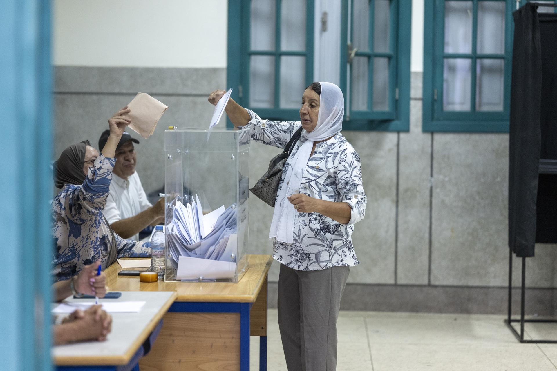 RABAT (Morocco), 23/09/2026.- A woman casts her vote at a polling station in Rabat, Morocco, 23 September 2026. Moroccans went to the polls to elect all 395 members of the House of Representatives in parliamentary elections. (Elecciones, Marruecos) EFE/EPA/JALAL MORCHIDI