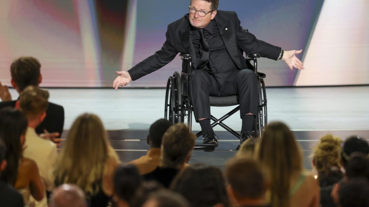 LOS ANGELES (United States), 15/09/2026.- Michael J. Fox accepts the Bob Hope Humanitarian Award onstage during the 78th annual Emmy Awards ceremony held at the Peacock Theater in Los Angeles, California, USA, 14 September 2026. The Emmys celebrate excellence in national primetime television programming. EFE/EPA/CHRIS TORRES
