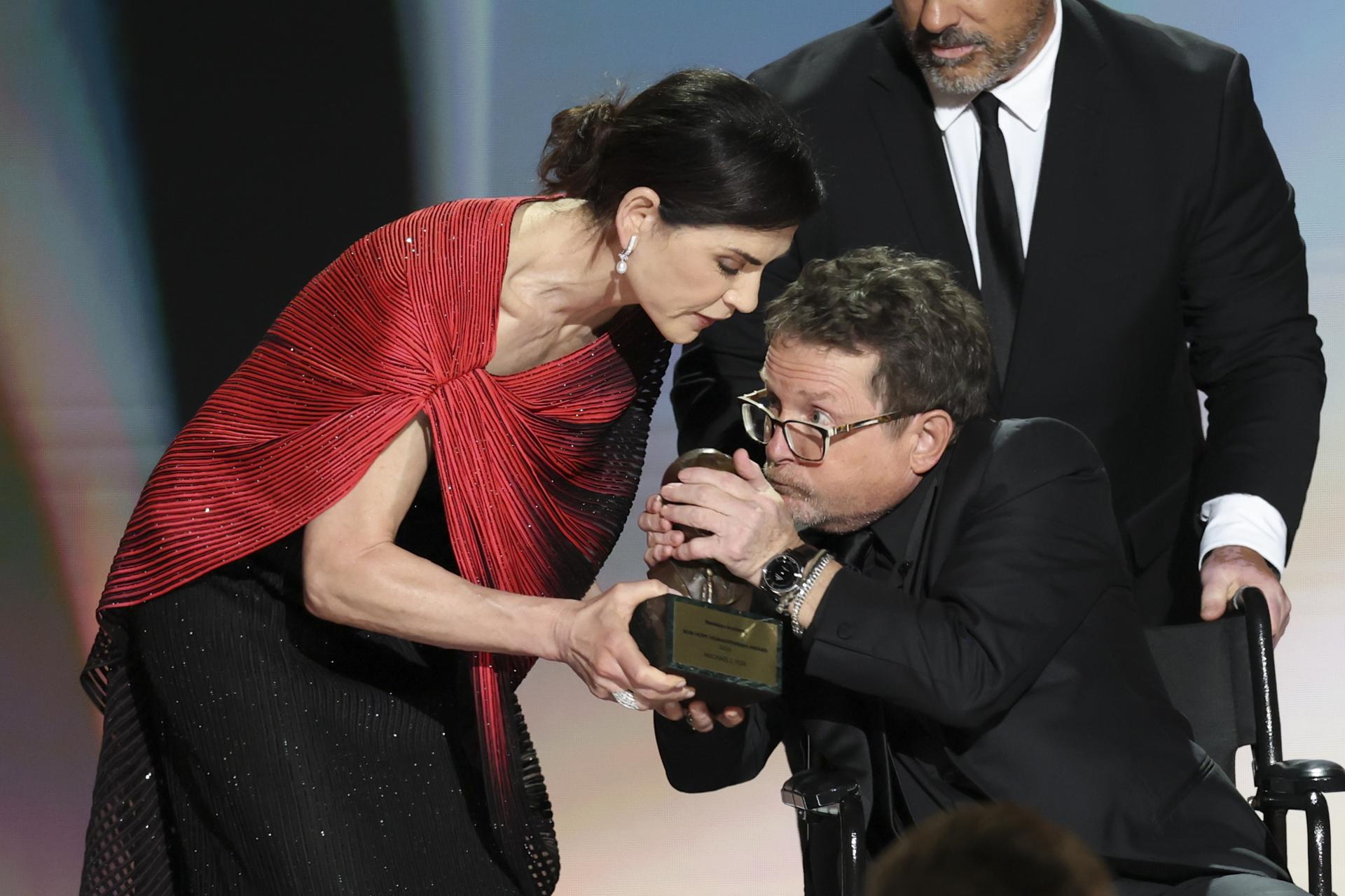 LOS ANGELES (United States), 15/09/2026.- Julianna Margulies (L) presents Michael J. Fox (R) the Bob Hope Humanitarian Award onstage during the 78th annual Emmy Awards ceremony held at the Peacock Theater in Los Angeles, California, USA, 14 September 2026. The Emmys celebrate excellence in national primetime television programming. EFE/EPA/CHRIS TORRES
