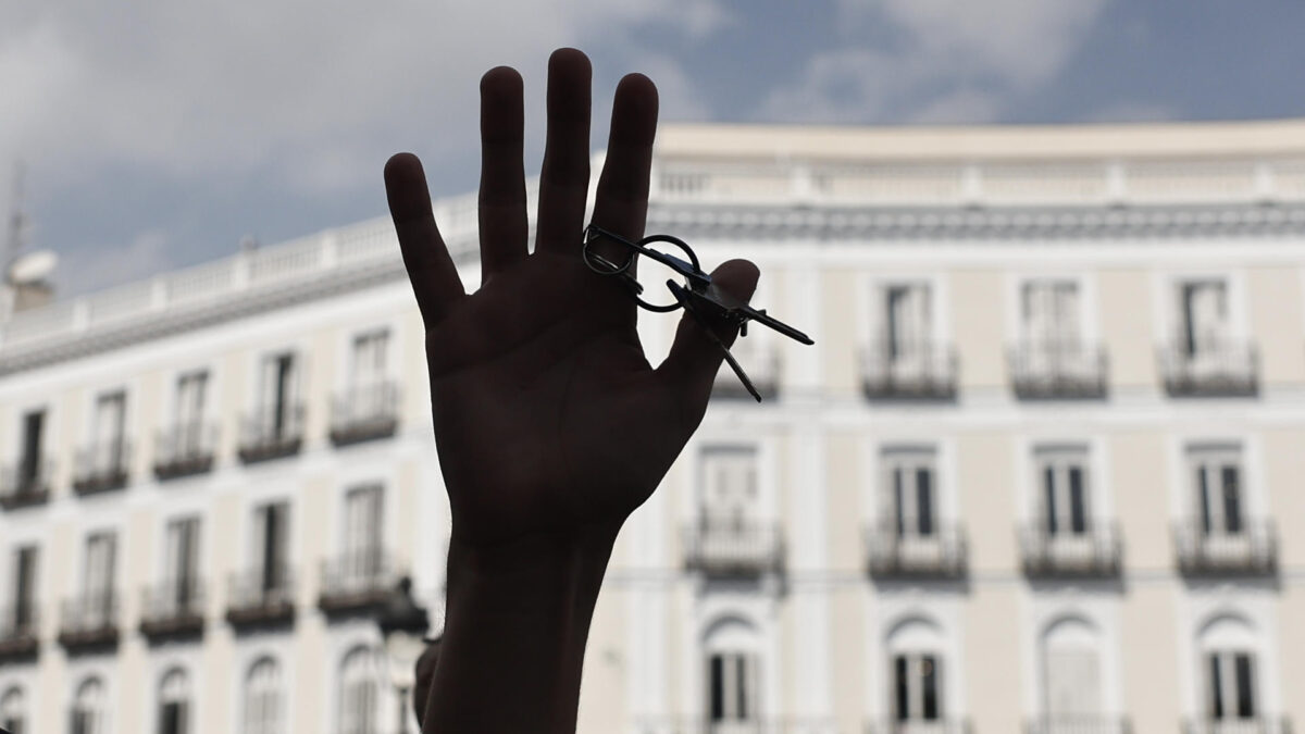 MADRID, 29/09/2026.- Varias personas zarandean manosjos de llaves mientras unas mil personas continúan acampadas este martes, ya tres noches consecutivas, en protesta por la situación de la vivienda, entre la alegría por el acuerdo para que Maricarmen vuelva a su casa y la expectación por el real decreto que se pretende aprobar en el Consejo de Ministros. EFE/Sergio Pérez