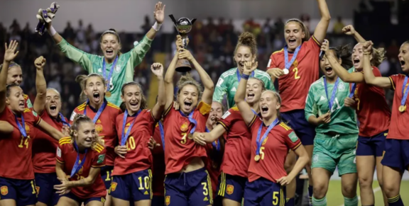 Las jugadoras de la selección española celebrando su victoria en el Mundial sub-20 de 2022