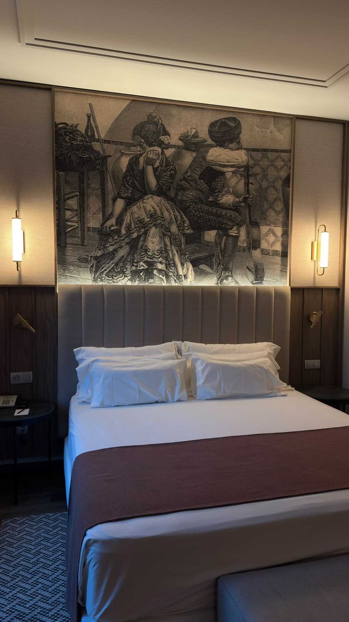 El NH Collection Granada Victoria presta atención al diseño, que continúa en las habitaciones, amplias y confortables, donde el descanso encuentra un entorno cuidado