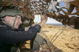 GAZA Y CISJORDANIA, 02/09/2026.- El primer ministro de Israel, Benjamín Netanyahu, entró este miércoles a Gaza en una visita a las fuerzas armadas presentes en la Franja, donde reiteró que estas controlan un 60 % del territorio y que no se retirarán, algo que contradice el acuerdo de alto el fuego. "Controlamos el terreno. No nos retiramos. Nos mantenemos en esta línea. Controlamos el 60 % de la Franja y aún nos queda mucho por hacer", dijo el mandatario, según un videocomunicado difundido por su oficina, durante la visita a las tropas que ocupan Gaza hasta la línea amarilla (la demarcación hasta la que se replegaron cuando comenzó la tregua). EFE/ Oficina Del Primer Ministro De Israel SOLO USO EDITORIAL SOLO DISPONIBLE PARA ILUSTRAR LA NOTICIA QUE ACOMPAÑA (CRÉDITO OBLIGATORIO)