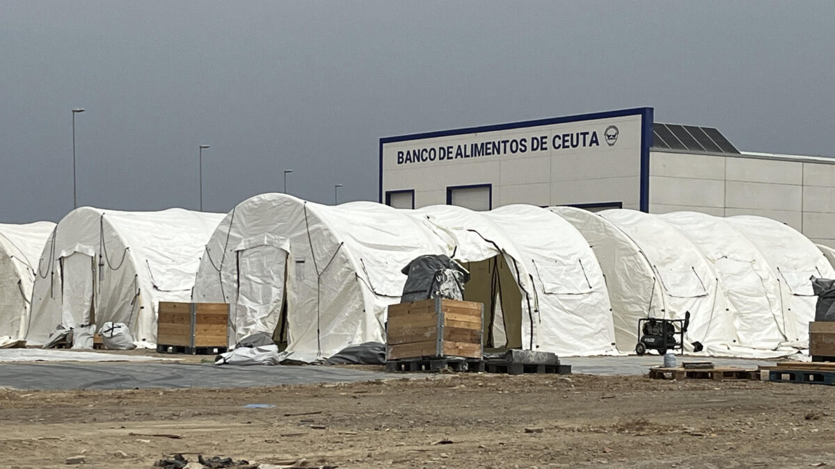CEUTA, 05/09/2026.-El Gobierno ha comenzado este sábado a acondicionar una explanada en el Muelle de Poniente de Ceuta para la instalación de tiendas de campaña y poder albergar migrantes pese a la oposición de los vecinos, de la Autoridad Portuaria y de la Confederación de Empresarios. Según ha podido comprobar EFE, los trabajos se han puesto en marcha en la mañana de este sábado para acondicionar este lugar donde se pretende trasladar a los miles de personas que están acampadas en la playa del Trampolín o en el entorno de Loma Colmenar. Las carpas que el Gobierno instalará en estos terrenos portuarios está previsto que puedan albergar a cerca de un millar de migrantes.-EFE/ Reduan