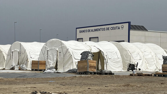 CEUTA, 05/09/2026.-El Gobierno ha comenzado este sábado a acondicionar una explanada en el Muelle de Poniente de Ceuta para la instalación de tiendas de campaña y poder albergar migrantes pese a la oposición de los vecinos, de la Autoridad Portuaria y de la Confederación de Empresarios. Según ha podido comprobar EFE, los trabajos se han puesto en marcha en la mañana de este sábado para acondicionar este lugar donde se pretende trasladar a los miles de personas que están acampadas en la playa del Trampolín o en el entorno de Loma Colmenar. Las carpas que el Gobierno instalará en estos terrenos portuarios está previsto que puedan albergar a cerca de un millar de migrantes.-EFE/ Reduan