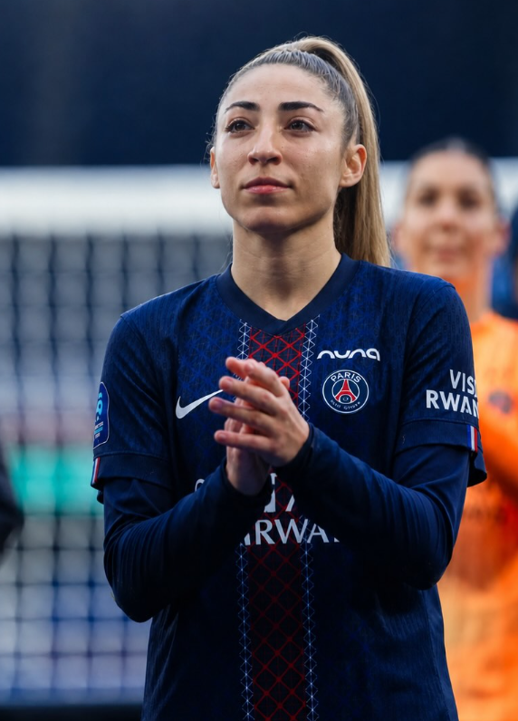 Olga Carmona durante un partido con el PSG