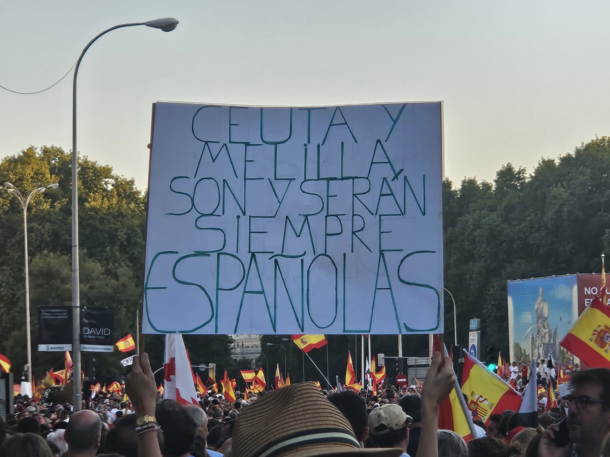 Una pancarta en las manifestaciones por la invasión migratoria de Ceuta, en la Plaza de Cibeles, en Madrid