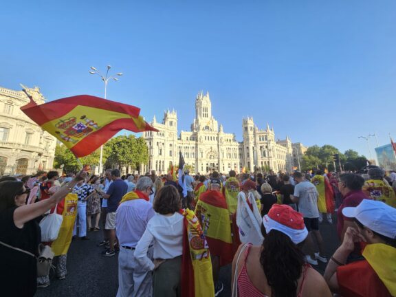 Imagen de la maniferstación por la crisis migratoria de Ceuta la plaza de Cibel