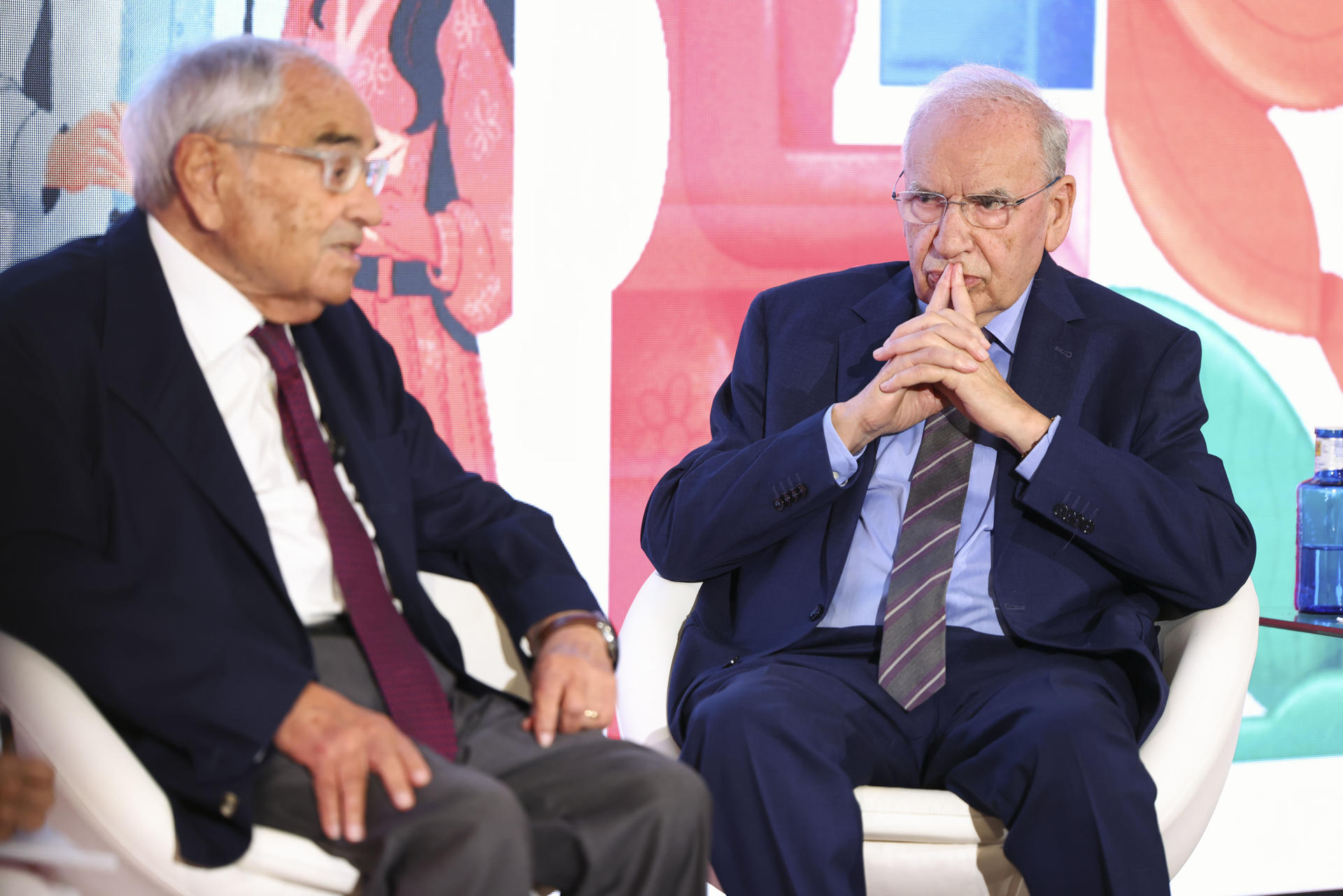 TOLEDO, 29/09/2026.-El presidente de Castilla-La Mancha, Emiliano García-Page; el exvicepresidente del Gobierno Alfonso Guerra, y el exministro Rodolfo Martín Villa mantienen un coloquio, moderado por la periodista Anabel Díez, sobre la Transición al hilo de la inauguración de la exposición 'La Transición en Castilla-La Mancha. La construcción de una nueva realidad e identidad (1976-1983)'.EFE/ Ismael Herrero