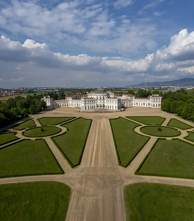 Residencia dedicada a la caza y las fiestas edificada a partir del 1729 con proyecto de Filippo Juvarra, el Palacete de Caza de Stupinigi es una de las joyas monumentales de Turín, a 10 km de Piazza Castello