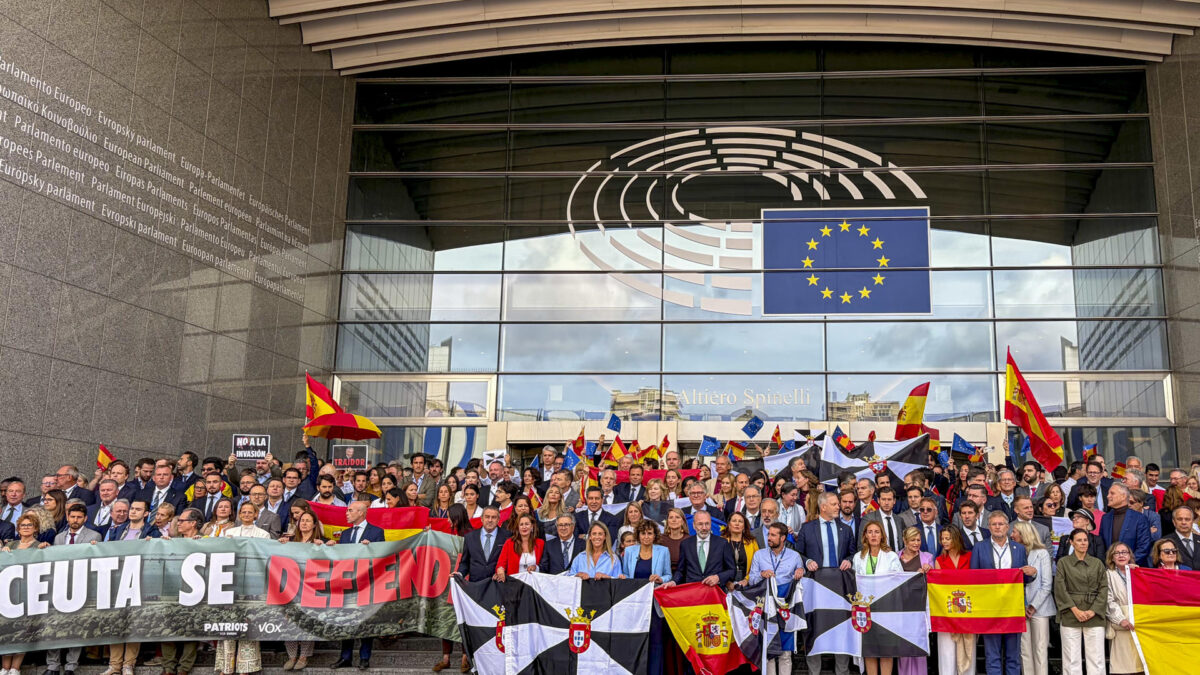 BRUSELAS, 02/09/2026.- Unas 200 personas, principalmente eurodiputados y trabajadores parlamentarios, se concentraron frente al Parlamento Europeo este miércoles, Día de Ceuta, en apoyo a la ciudad autónoma por la crisis migratoria en un acto en el que el PP y Vox volvieron a exigir la dimisión del Gobierno español por la gestión de la situación. EFE/ Luis Cerdeira
