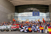 BRUSELAS, 02/09/2026.- Unas 200 personas, principalmente eurodiputados y trabajadores parlamentarios, se concentraron frente al Parlamento Europeo este miércoles, Día de Ceuta, en apoyo a la ciudad autónoma por la crisis migratoria en un acto en el que el PP y Vox volvieron a exigir la dimisión del Gobierno español por la gestión de la situación. EFE/ Luis Cerdeira