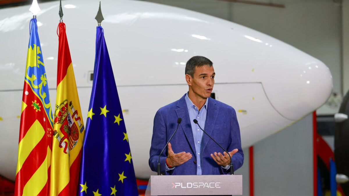 GRAFCVA5754. ELCHE (ALICANTE), 10/09/2026.- El presidente del Gobierno, Pedro Sánchez, durante su visita este jueves a la empresa aeroespacial PLD Space. EFE/Pablo Miranzo