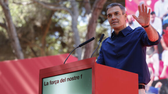 GAVÀ (BARCELONA), 20/09/2026.- El presidente del Gobierno, Pedro Sánchez, interviene durante la Fiesta de la Rosa que celebra cada año el PSC en Gavà (Barcelona). EFE/Toni Albir
