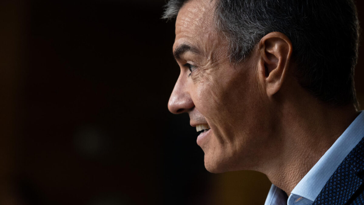 MADRID, 18/09/2026.- El presidente del Gobierno, Pedro Sánchez, durante su visita a las instalaciones del Instituto de Ciencias Matemáticas (un centro mixto del Consejo Superior de Investigaciones Científicas y las universidades Complutense, Autónoma y Carlos III de Madrid), acompañado por la ministra de Ciencia, Innovación y Universidades, Diana Morant, este viernes. EFE/ Daniel González