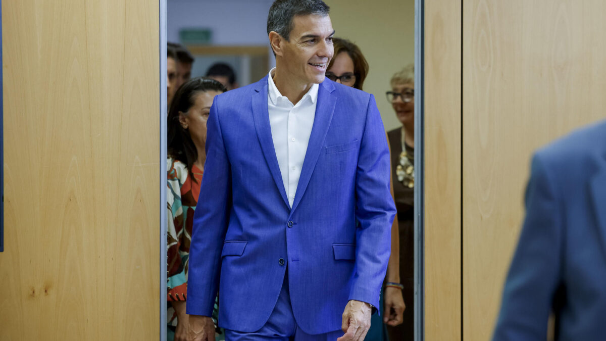 MADRID, 14/09/2026.- El presidente del Gobierno, Pedro Sánchez, a su llegada a la presentación de la segunda fase del Plan Veo, que contempla ayudas de 100 euros para la compra de gafas y lentillas para menores de 16 años, y del que se han beneficiado ya 454.650 niños y adolescentes en los casi nueve meses que lleva en marcha. EFE/ Daniel González