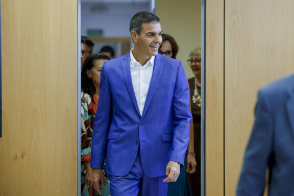 MADRID, 14/09/2026.- El presidente del Gobierno, Pedro Sánchez, a su llegada a la presentación de la segunda fase del Plan Veo, que contempla ayudas de 100 euros para la compra de gafas y lentillas para menores de 16 años, y del que se han beneficiado ya 454.650 niños y adolescentes en los casi nueve meses que lleva en marcha. EFE/ Daniel González