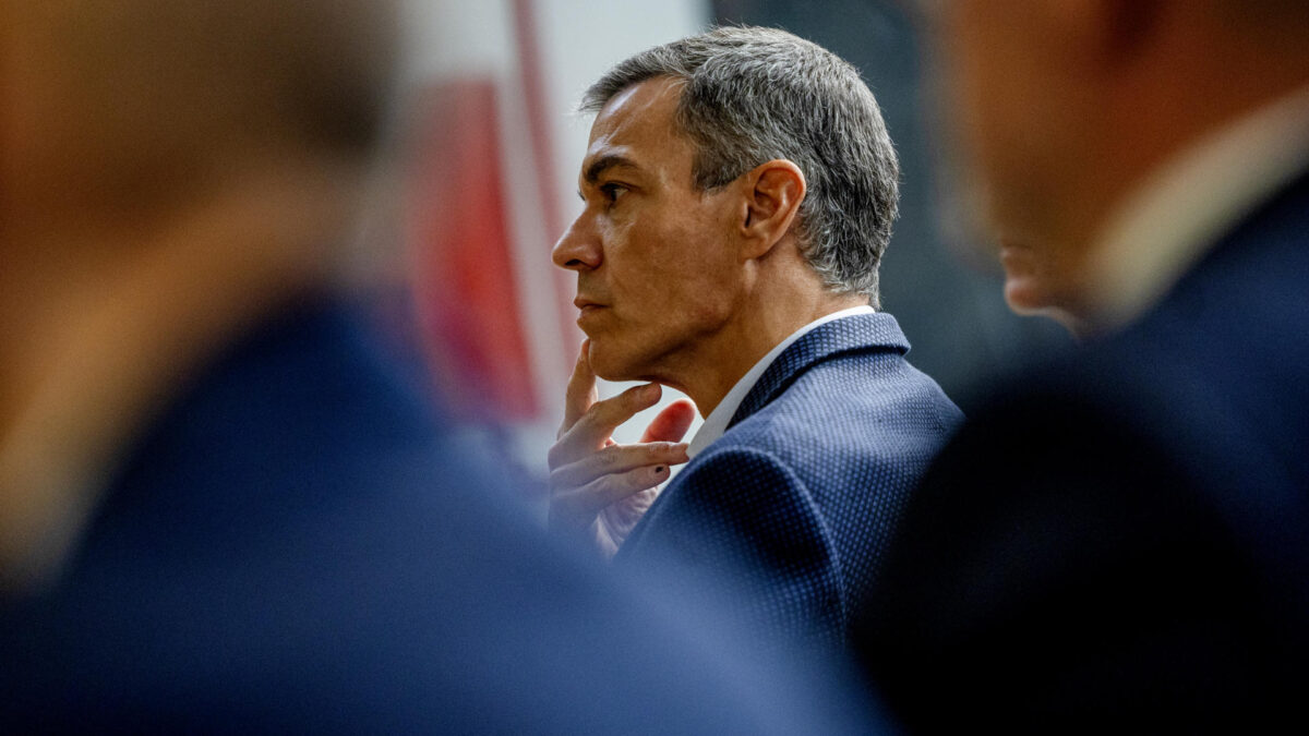 MADRID, 18/09/2026.- El presidente del Gobierno, Pedro Sánchez, durante su visita a las instalaciones del Instituto de Ciencias Matemáticas (un centro mixto del Consejo Superior de Investigaciones Científicas y las universidades Complutense, Autónoma y Carlos III de Madrid), acompañado por la ministra de Ciencia, Innovación y Universidades, Diana Morant, este viernes. EFE/ Daniel González