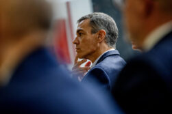 MADRID, 18/09/2026.- El presidente del Gobierno, Pedro Sánchez, durante su visita a las instalaciones del Instituto de Ciencias Matemáticas (un centro mixto del Consejo Superior de Investigaciones Científicas y las universidades Complutense, Autónoma y Carlos III de Madrid), acompañado por la ministra de Ciencia, Innovación y Universidades, Diana Morant, este viernes. EFE/ Daniel González