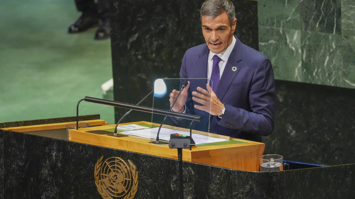 AME092. NUEVA YORK (ESTADOS UNIDOS), 23/09/2026.- El presidente del Gobierno español, Pedro Sánchez, habla durante la 81ª Asamblea General de Naciones Unidas este miércoles, donde llevó los "momentos difíciles" que vive Ceuta tras sufrir una de las mayores crisis de migración irregular de los últimos años, pero elogió que sus ciudadanos estén respondiendo con decencia y legalidad, en la sede del organismo en Nueva York (Estados Unidos). EFE/ Ángel Colmenares